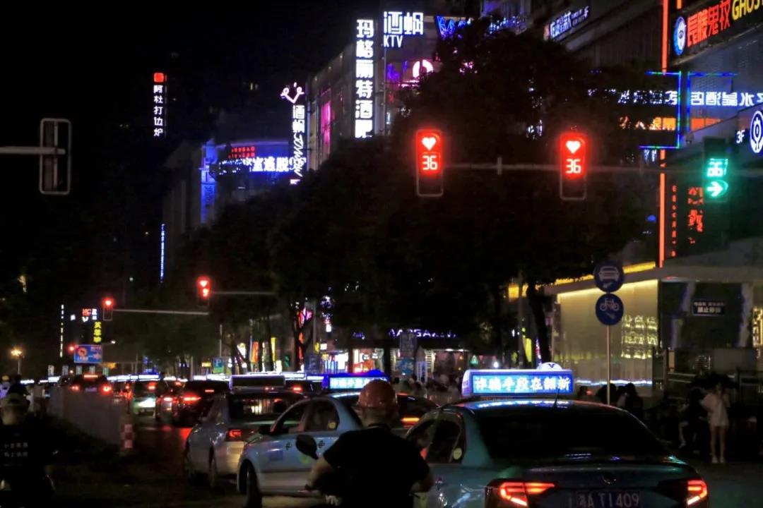 七夕長(zhǎng)沙，愛(ài)心紅綠燈正在上演！