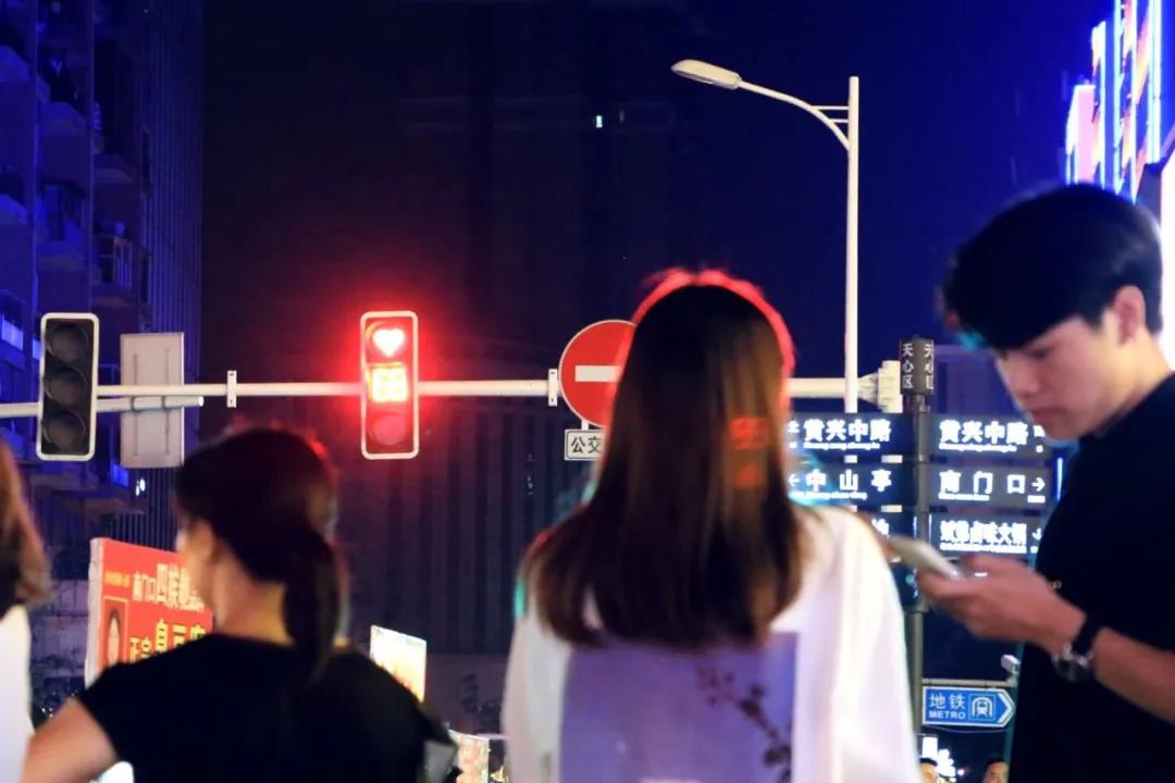 七夕長(zhǎng)沙，愛(ài)心紅綠燈正在上演！
